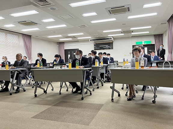 経営陣が会議室で国立病院機構 久里浜医療センターの先生方から講義を受けている様子